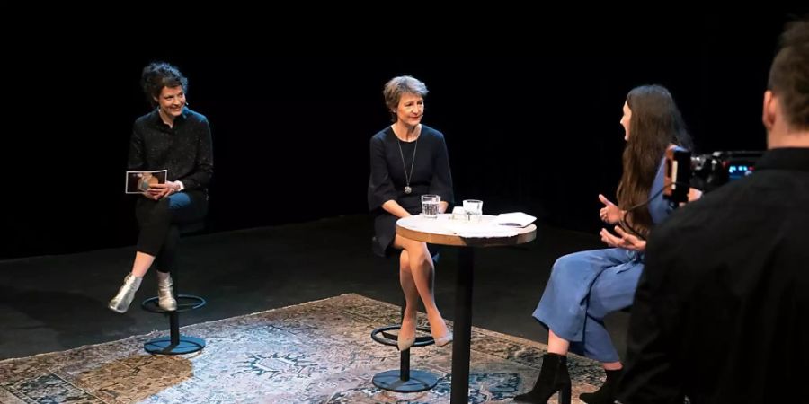 Bundespräsidentin Simonetta Sommaruga (Mitte) mit Reina Gehrig (links), Geschäftsführerin der Solothurner Literaturtage, und der Autorin Simone Lappert (rechts) auf der Bühne des Berner Schlachthaus Theaters: Gemeinsam haben sie die Werkschau für schweizerisches Literaturschaffen eröffnet.