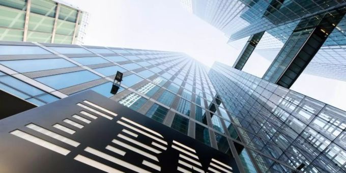 Das Logo von IBM am Eingang eines Geschäftsgebäudes. ibm