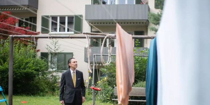 Der Schweizer Bestsellerautor Martin Suter im Zürcher Quartier seiner Kindheit - dort laufen die Dreharbeiten zum Kinofilm «Martin Suter - Der Mann hinter den Geschichten». Der Schweizer Bestsellerautor Martin Suter im Zürcher Quartier seiner Kindheit - dort laufen die Dreharbeiten zum Kinofilm «Martin Suter - Der Mann hinter den Geschichten».