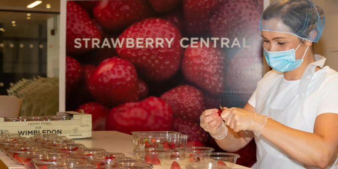 Eine Mitarbeiterin des AELTC bei der Portionierung der Erdbeeren-Schälchen. Wimbledon Championships