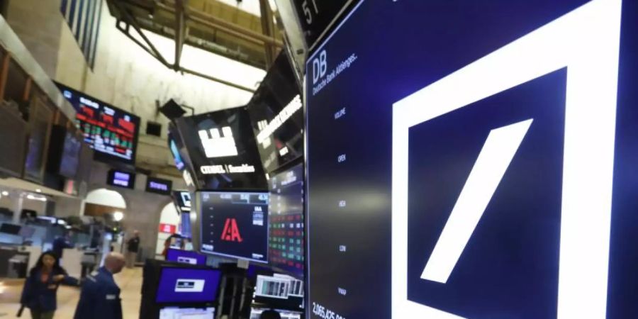 Das Logo der Deutschen Bank in der New York Stock Exchange. Foto: Richard Drew/AP/dpa