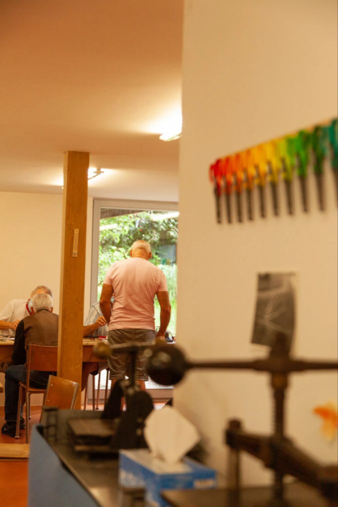 Die freiwilligen Handwerker reparieren fleissig die kaputten Gegenstände der Kunden