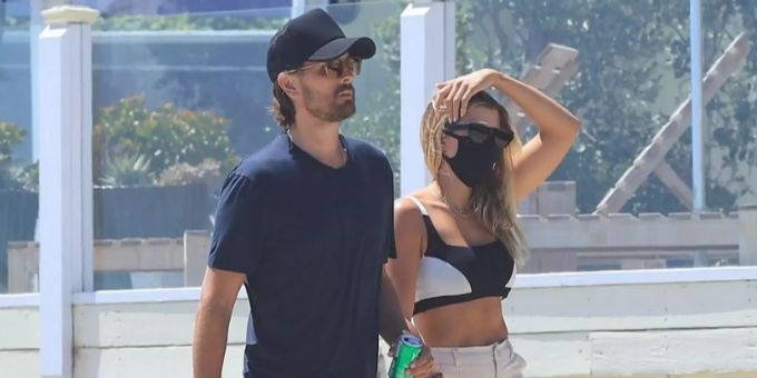 Händchen haltend zeigen sich Scott Disick und Sofia Richie am Strand von Malibu am 4. Juli. Scott Disick Sofis Richie