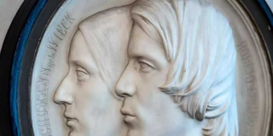 Ein Doppelportrait des Musiker-Ehepaars Clara und Robert Schumann von 1846. Foto: Hendrik Schmidt/dpa-Zentralbild/dpa
