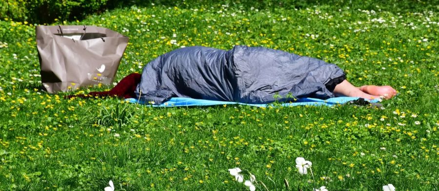 Obdachloser in einem Schlafsack