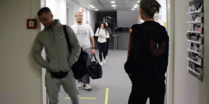 Schlieren ZH - Fitness-Fans stehen morgens um 5 Uhr Schlange vor Gym