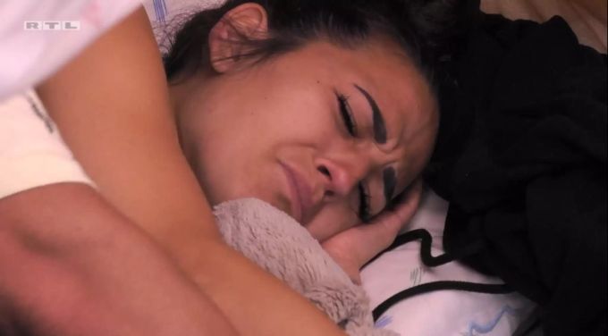 Elena Miras in Das Sommerhaus der Stars 2019. Sie weint weil ein anderes Paar gehen musste. Das Sommerhaus der Stars