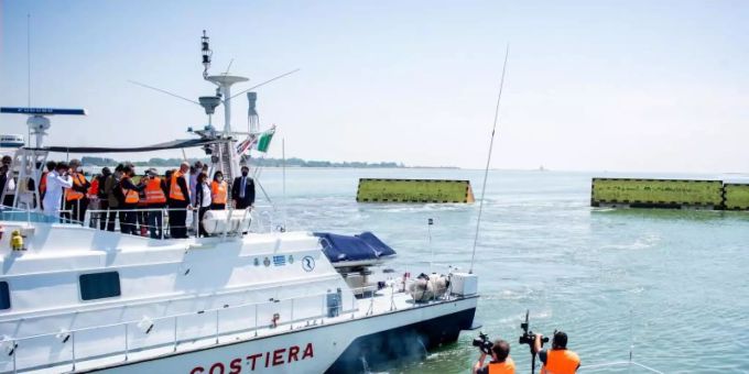 Die gelben Flutschutztore in Venedig. Foto: Claudio Furlan/LaPresse via ZUMA Press/dpa Venedig