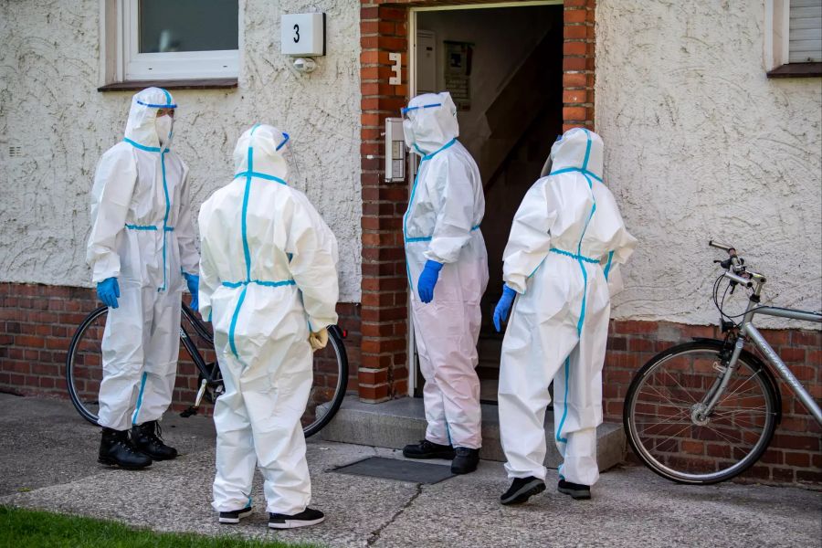 Die Einsatzteams überprüften, ob die Tönnies-Mitarbeiter sich mit dem Coronavirus angesteckt hatten. Sie testeten auch die Menschen, die mit ihnen in einem Haushalt leben.