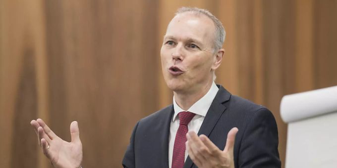 KOF-Direktor Jan-Egbert Sturm spricht an einer Medienkonferenz: Sein Institut hat eine Befragung zur Konjunktur durchgeführt (Archivbild). Jan-Egbert Sturm