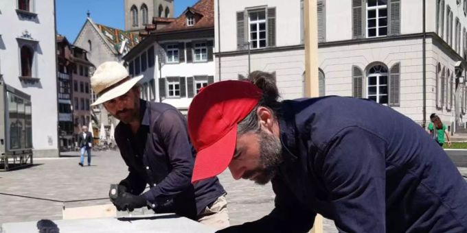 Frank (hinten) und Patrik Riklin arbeiten mit Meissel und Hammer an einem Projekt in der St. Galler Altstadt. (Archivbild) Riklin