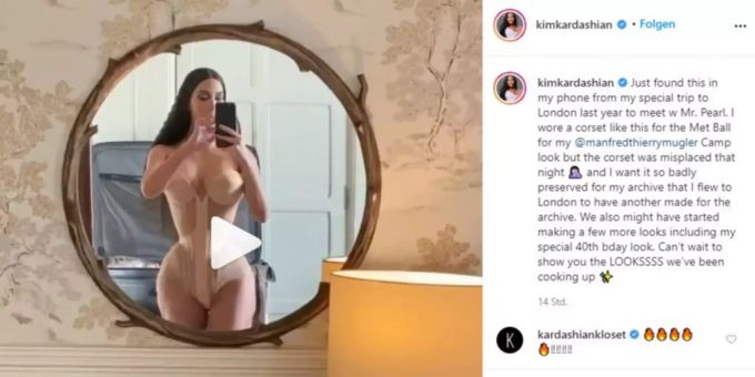Kim Kardashian präsentiert ihre schmale Taille. Kim Kardashian