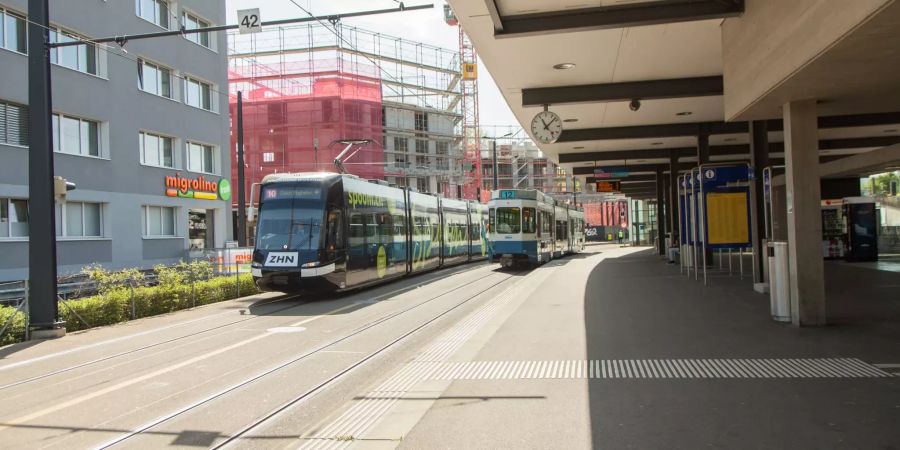 Die Tramhaltestelle Bahnhof Glattbrugg.