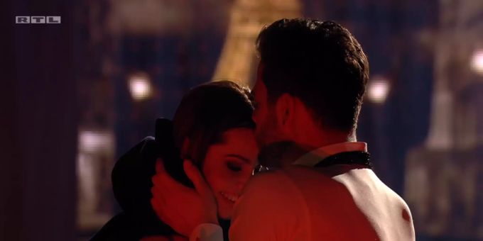 Luca Hänni gibt seiner «Let's Dance» Tanzpartnerin Christina gestern einen Kuss auf die Stirn. Luca Hänni Let's Dance