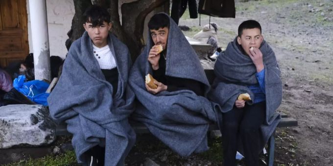 In Not - Flüchtlingskinder werden aus Athen nach Deutschland geflogen