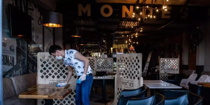 Ein Mitarbeiter reinigt die Tische eines Restaurants in Istanbul vor der Wiedereröffnung. Foto: Yasin Akgul/XinHua/dpa Ein Mitarbeiter reinigt die Tische eines Restaurants in Istanbul vor der Wiedereröffnung. Foto: Yasin Akgul/XinHua/dpa