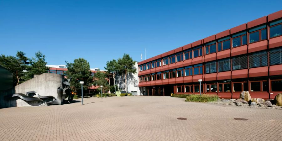 Das Schulhaus Lindenbühl in Volketswil.