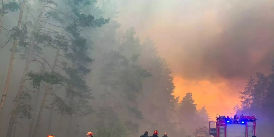 Feuerwehrleute bei Löscharbeiten in der Region Luhansk