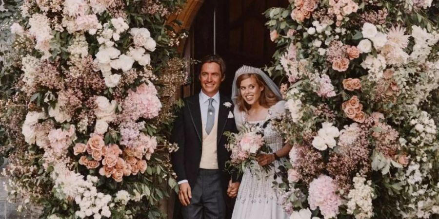 Das offizielle Hochzeitsfoto zeigt Prinzessin Beatrice von York und ihren Ehemann Edoardo Mapelli Mozzi nach der Trauung vor der «Royal Chapel of All Saints» auf dem Gelände von Schloss Wind