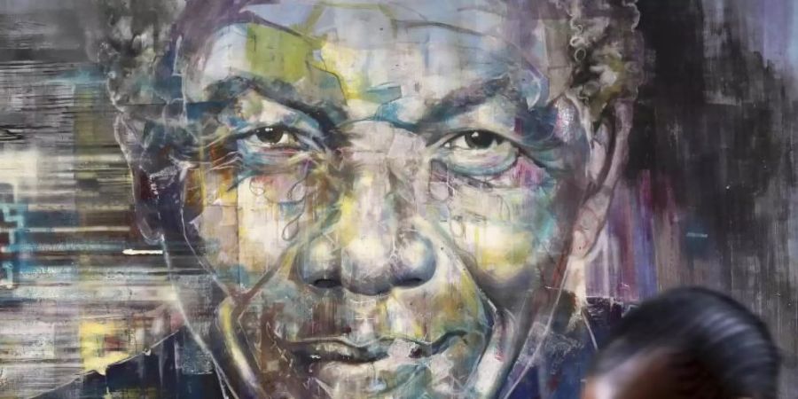 International wird am Geburtstag des verstorbenen Mandela der Nelson-Mandela-Tag gefeiert. Foto: Nardus Engelbrecht/AP/dpa