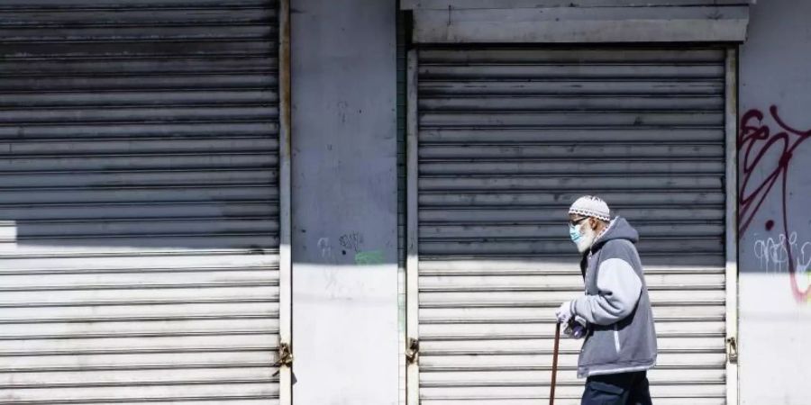 Unterwegs mit Mundschutz in Philadelphia: In den USA gibt es bislang 1,36 Millionen bestätigte Corona-Infektionen. Foto: Matt Rourke/AP/dpa