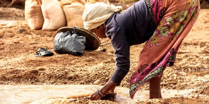 Frau Afrika Wasser Spenden