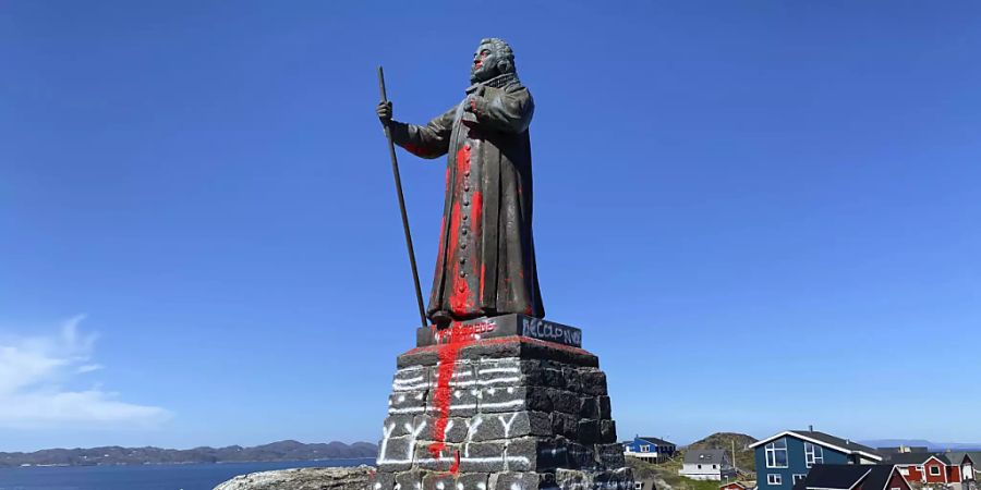 ARCHIV - Die Statue von Hans Egede, Missionar aus Norwegen, wurde mit roter Farbe beschmiert. Egede war ein Missionar dänischer Abstammung, der die Missionsbemühungen in Grönland startete. (zu dpa «Grönländer wollen Statue von dänisch-norwegischem Missionar behalten») Foto: Christian Klindt Soelbeck/Ritzau Scanpix/AP/dpa