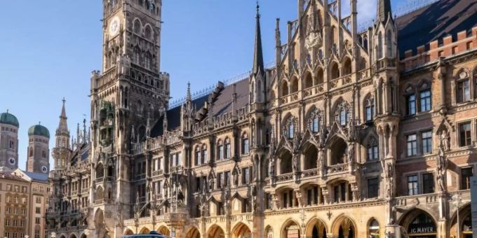 Ein Polizeiauto fährt über den fast leeren Marienplatz. Foto: Peter Kneffel/dpa Ein Polizeiauto fährt über den fast leeren Marienplatz. Foto: Peter Kneffel/dpa