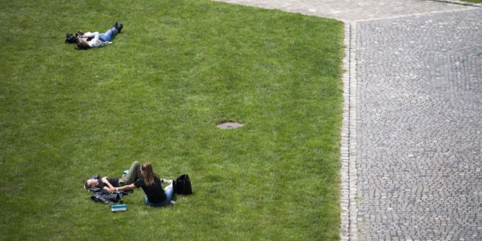 Ab heute dürfen sich wieder bis 30 Menschen spontan in der Öffentlichkeit versammeln. Klosterplatz, St. Gallen, am 28. Mai 2020: Die Menschen halten Abstand zur Bekämpfung des Coronavirus. St. Gallen Klosterplatz Coronavirus