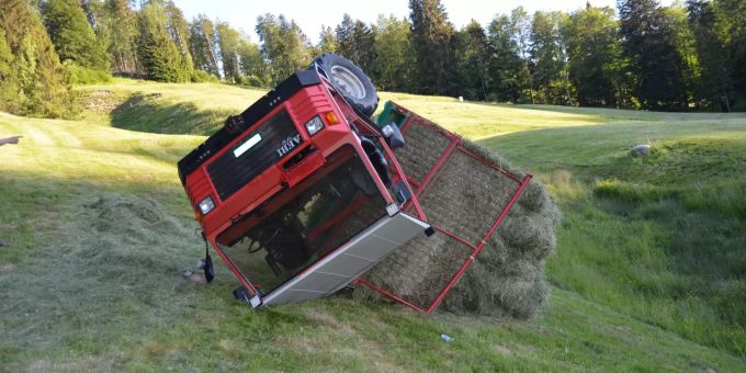 Landwirtschaftlicher Transporter umgekippt.