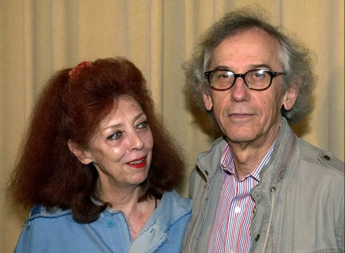 Das Künstlerpaar Christo und Jeanne Claude steht während einer Pressekonferenz im Berliner Martin-Gropius-Bau zusammen. Künstler Christo ist gestorben