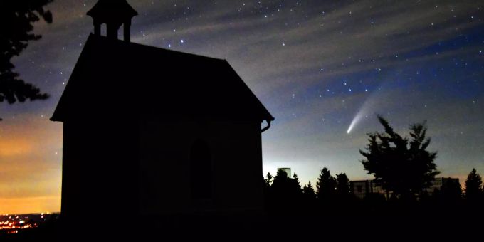 Der Komet Neowise oder C/2020 F3 ist neben der Gedächtniskapelle auf dem Haunsberg im nördlichen Flachgau (Ö) zu sehen. Alle 5000 bis 7000 Jahre kommt der Komet der Erde so nah, dass er mit blossem Auge zu erkennen ist. kometen neowise schweiz