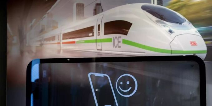 Zwar verbessern neue mobilfunkdurchlässige Fensterscheiben den Empfang im ICE, doch der Mobilfunkausbau entlang der Hochgeschwindigkeitsstrecken kommt nur langsam voran. Foto: Christoph Soeder/dpa Zwar verbessern neue mobilfunkdurchlässige Fensterscheiben den Empfang im ICE, doch der Mobilfunkausbau entlang der Hochgeschwindigkeitsstrecken kommt nur langsam voran. Foto: Christoph Soeder/dpa