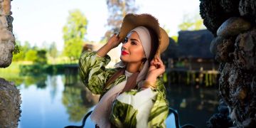 Frau beim Posieren mit Hut