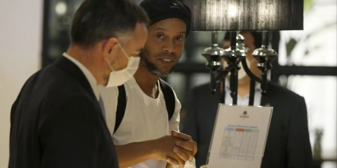 Ronaldinho beim Check-in des Luxushotels. Ronaldinho Paraguay