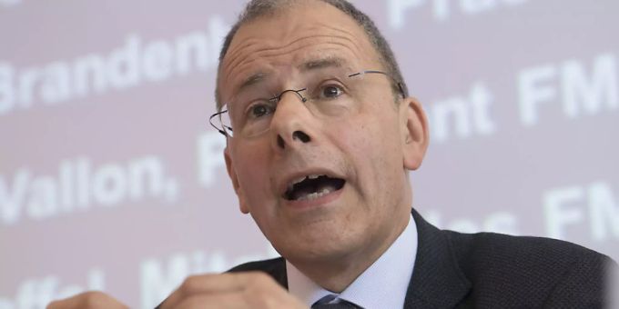 Der FMH-Präsident Jürg Schlup hat eine Aufstockung der Pflichtlager, lokale Produktionen sowie eine Modernisierung beim BAG gefordert. (Archivbild) Pflichtlager Jürg Schlup FMH
