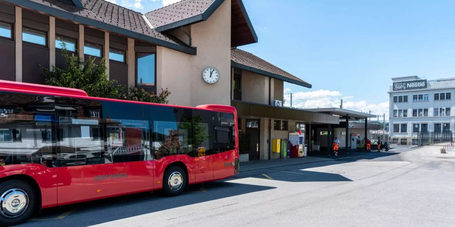 SBB Bahnhof Konolfingen mit Bern Mobil Bus Linie 160 (Tangento).