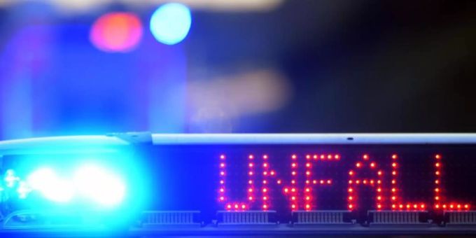 Auf einem Polizeifahrzeug warnt eine Leuchtschrift vor einer Unfallstelle. Foto: Stefan Puchner/dpa/Symbolbild Auf einem Polizeifahrzeug warnt eine Leuchtschrift vor einer Unfallstelle. Foto: Stefan Puchner/dpa/Symbolbild
