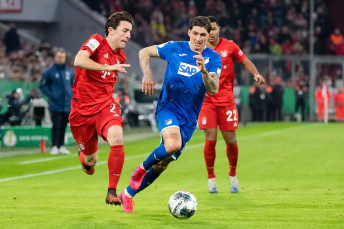 Steven Zuber (hier gegen Bayerns Alvaro Odriozola) spieltseit 2014 für Hoffenheim. Steven Zuber