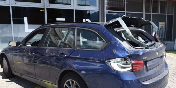 Die Deichsel der Kutsche beschädigte ein Auto. Die Deichsel der Kutsche beschädigte ein Auto.