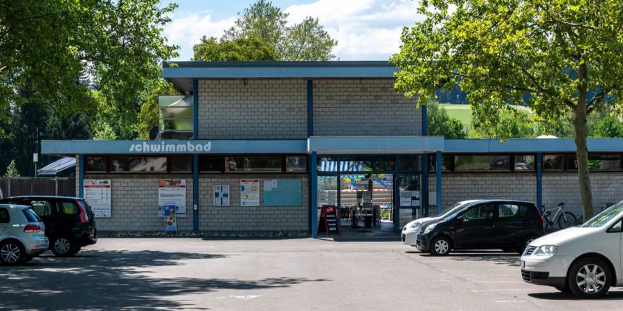 Eingang zum Schwimmbad Konolfingen.