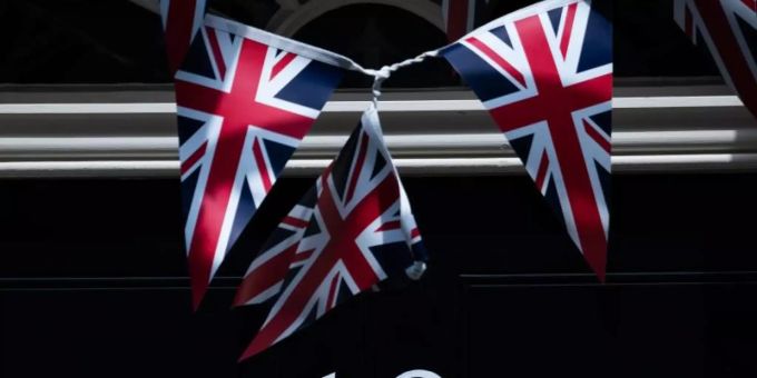 Fähnchen vor der Tür der 10 Downing Street. Aus Protest gegen das Verhalten des britischen Regierungsberaters Dominic Cummings in der Corona-Krise ist Staatssekretär Douglas Ross zurückgetreten. Foto: Aaron Chown/PA Wire/dpa Fähnchen vor der Tür der 10 Downing Street. Aus Protest gegen das Verhalten des britischen Regierungsberaters Dominic Cummings in der Corona-Krise ist Staatssekretär Douglas Ross zurückgetreten. Foto: Aaron Chown/PA Wire/dpa