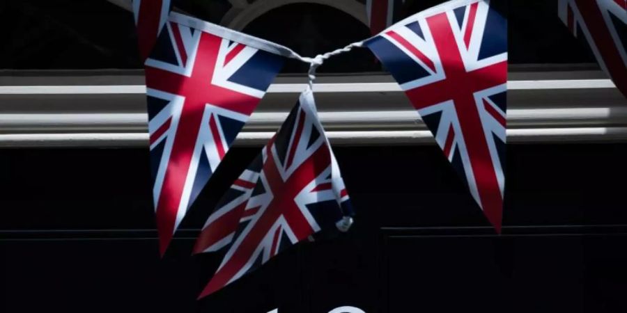 Fähnchen vor der Tür der 10 Downing Street. Aus Protest gegen das Verhalten des britischen Regierungsberaters Dominic Cummings in der Corona-Krise ist Staatssekretär Douglas Ross zurückgetreten. Foto: Aaron Chown/PA Wire/dpa