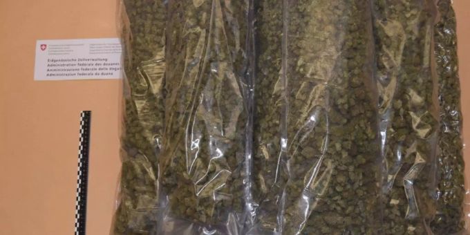 Zollbeamte haben in Schleitheim SH einen Deutschen angehalten, der acht Kilo an vermeintlichem CBD-Marihuana dabei hatte. Schleitheim Marihuana