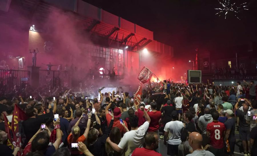 Die Freude über den Titel ist riesig. Die Fans feiern ihre Meister-Helden.