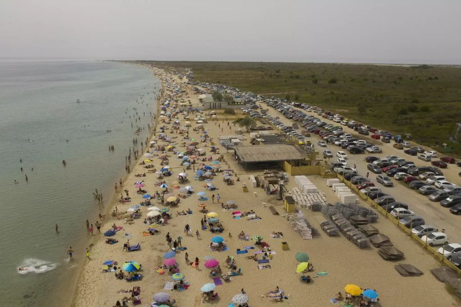 Ein gut gefüllter Strand beim Dorf Epanomi, Thessaloniki, am 16. Mai.