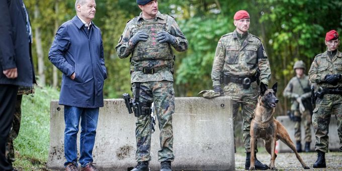 Bundeskanzler Olaf Scholz (SPD) beobachtet eine Fähigkeitsdemonstration der Territorialen Verfügungsgruppe auf dem Militärflughafen Köln-Wahn. Bundeskanzler Olaf Scholz (SPD) beobachtet eine Fähigkeitsdemonstration der Territorialen Verfügungsgruppe auf dem Militärflughafen Köln-Wahn.