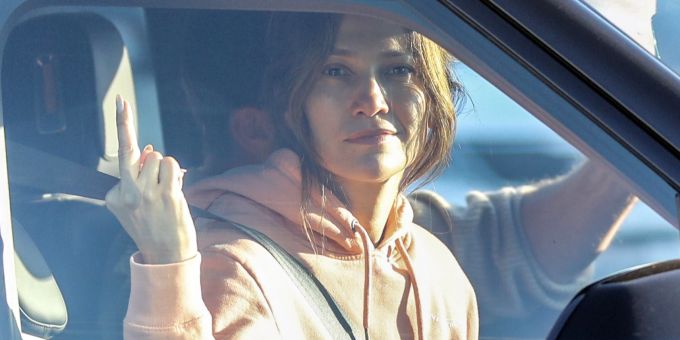 Schmeckt's nicht? - Hier zeigt Jennifer Lopez ihren Mc-Mittelfinger