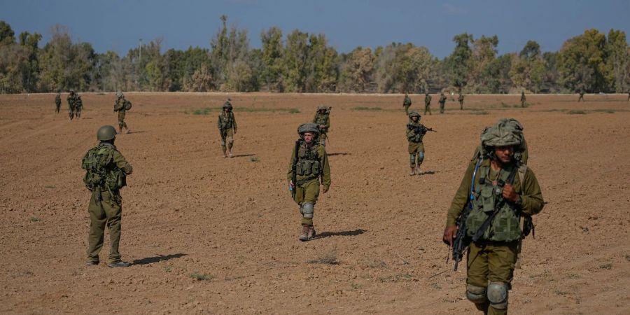 Israelische Soldaten patrouillieren im Süden Israels nahe der Grenze zwischen Israel und dem Gazastreifen.