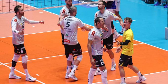 Volley Amriswil Spieler freuen sich über Punkte. Volley Amriswil